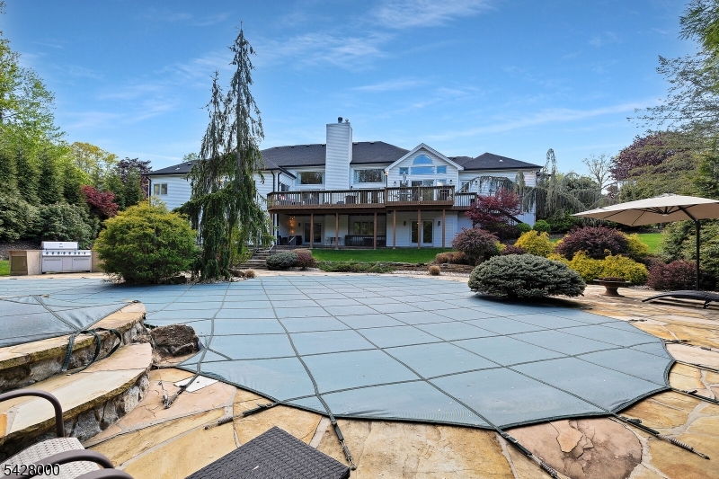 17 Elmwood Dr