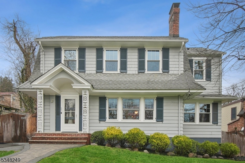 21 Lowell Pl