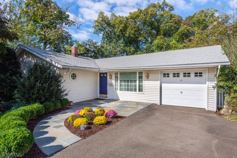 9 Roseland Ave