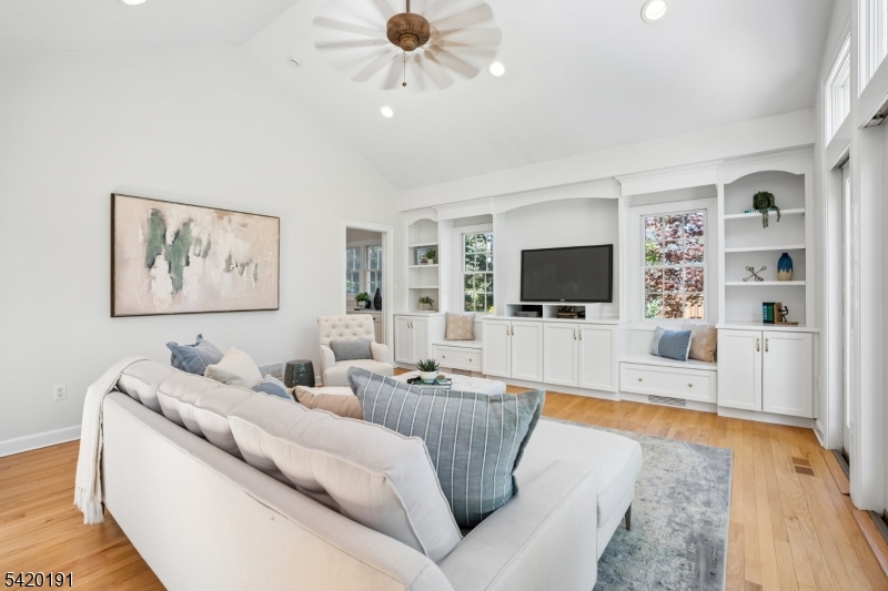 30 Winding Way