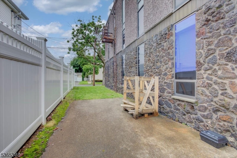 992 Clifton Ave