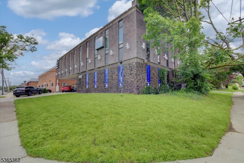 992 Clifton Ave