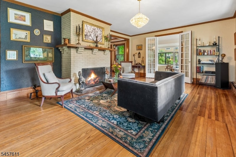 341 Montrose Ave