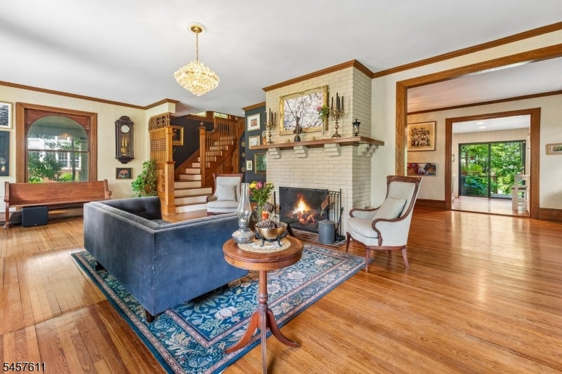 341 Montrose Ave