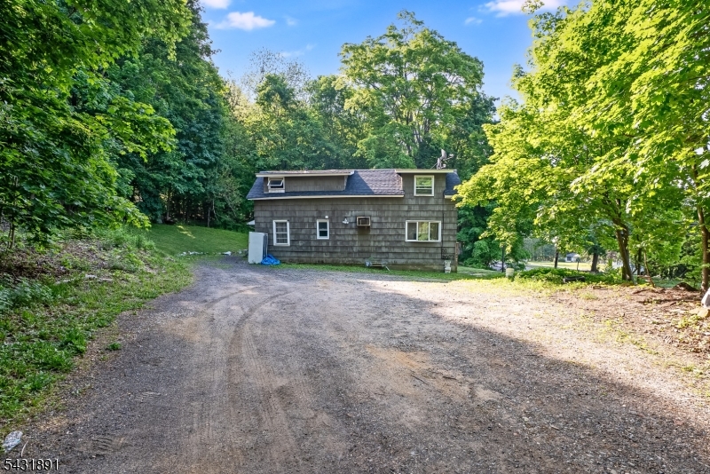 1563 Sussex Tpke