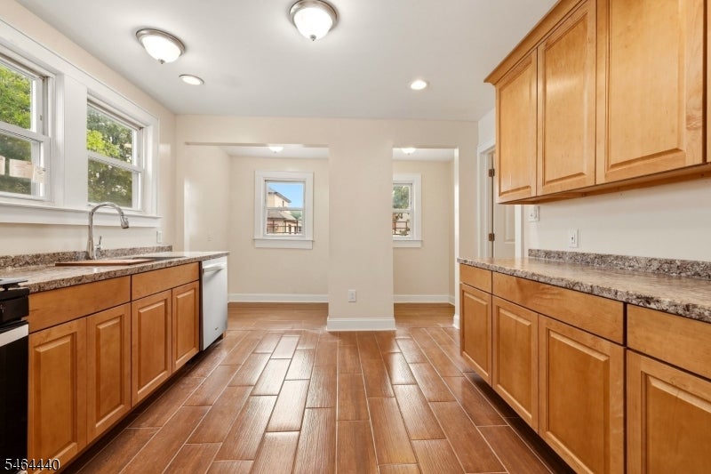 1585 Hillcrest Ter
