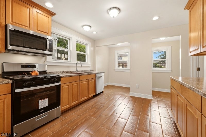 1585 Hillcrest Ter