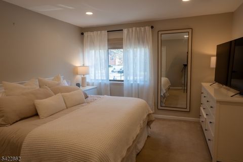 166 Sandcastle Ky 1 Secaucus Town NJ 07094