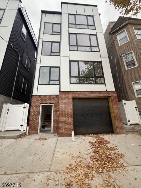 37 S 7Th St Newark City NJ 07107