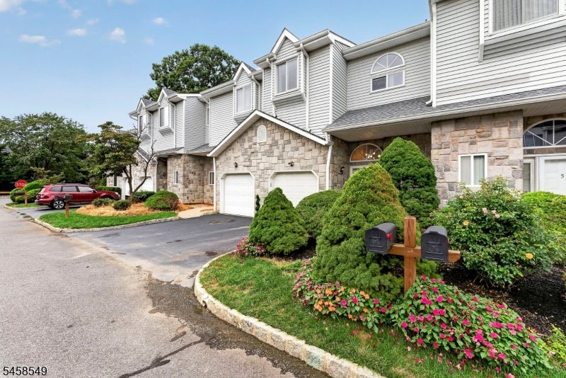 4 Lee Lee Ln