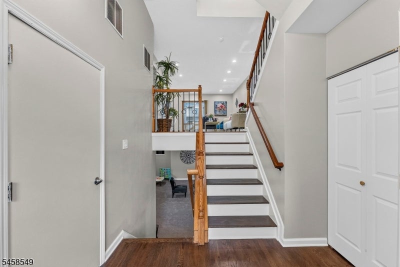 4 Lee Lee Ln