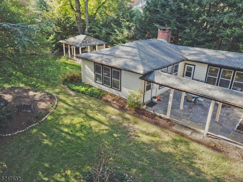 82 Winsor Pl