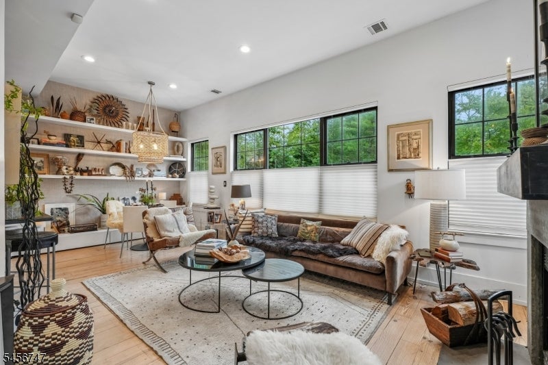 51 - 02 Greenwood Avenue (51 02) 2