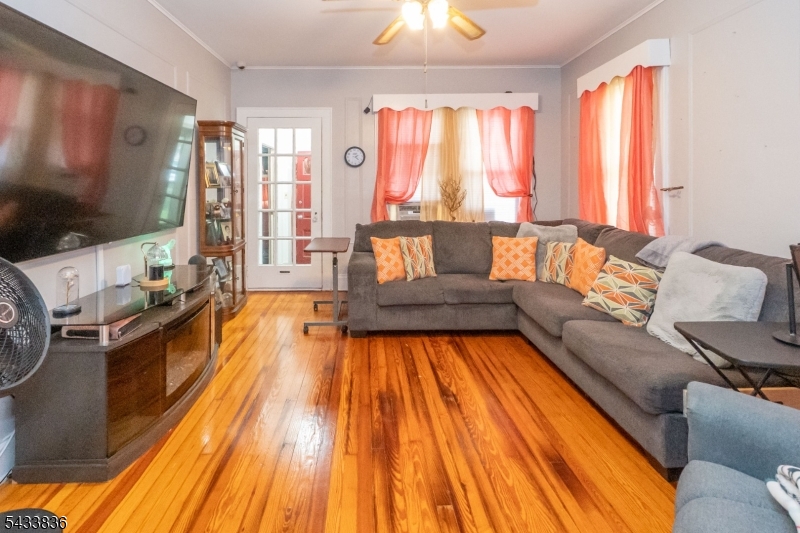 126 W Curtis St
