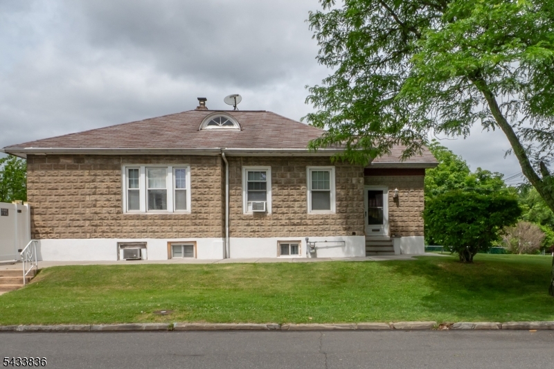 126 W Curtis St