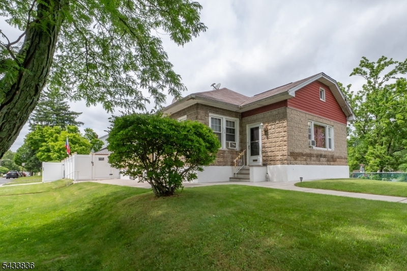 126 W Curtis St