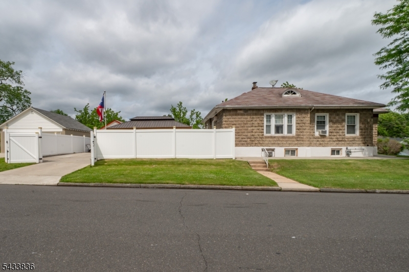 126 W Curtis St