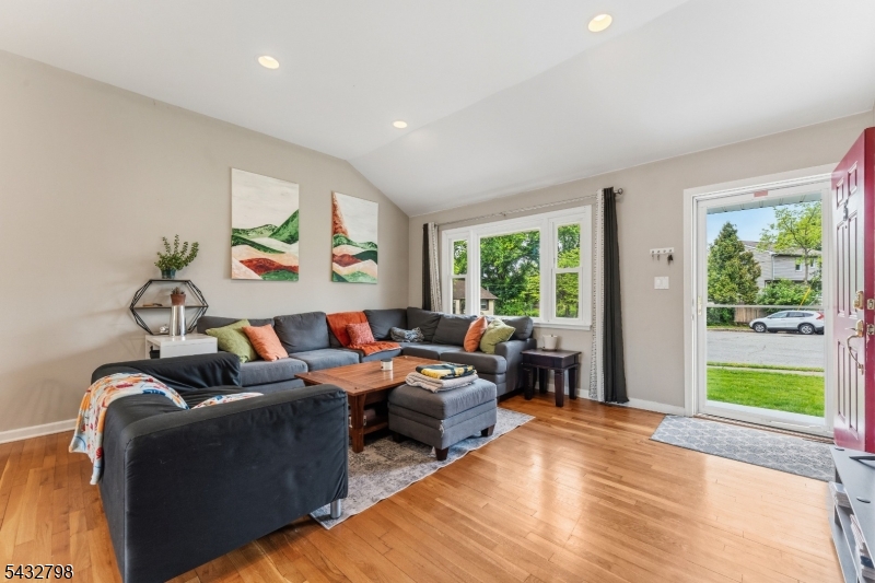 5 Willow Ave