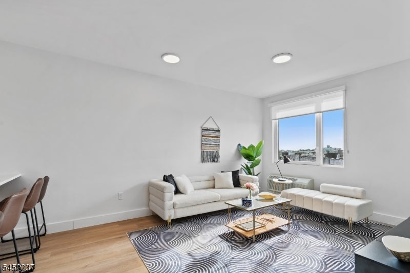 39 Madison St 503