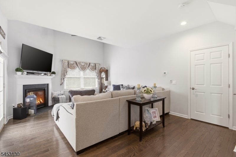 2 Bluffs Ct