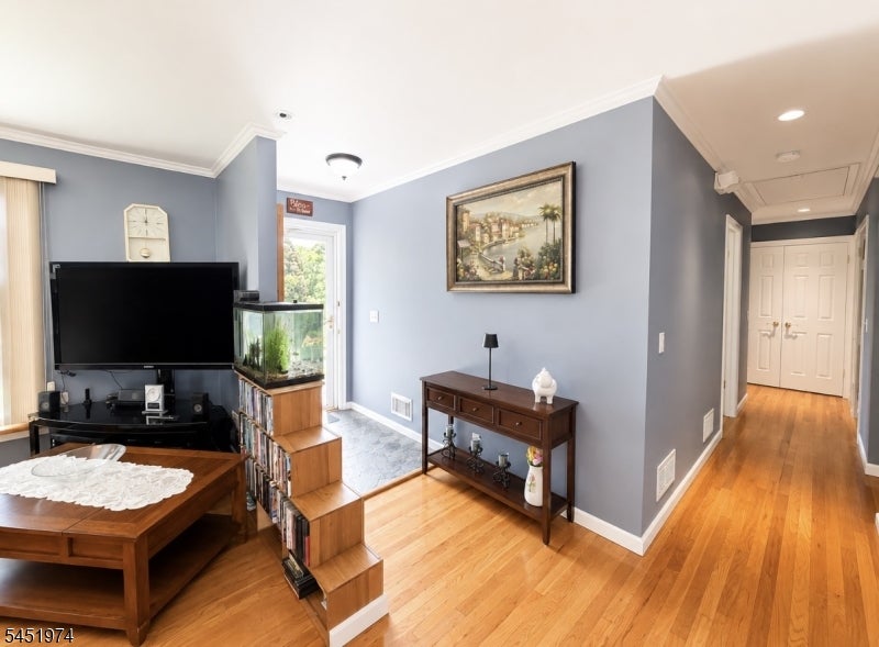 32 Mountain Ave