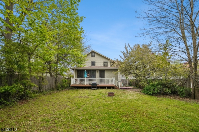 8 Brookside Pl