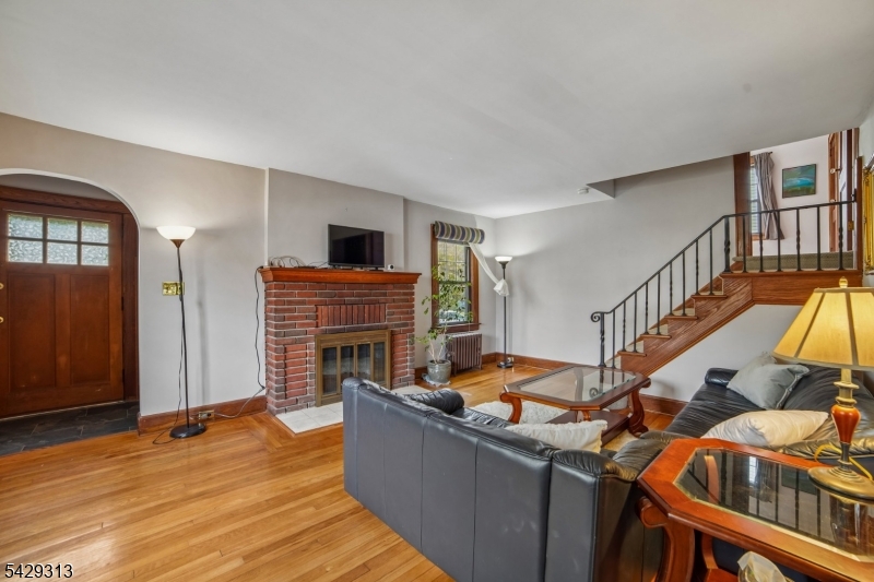 8 Brookside Pl