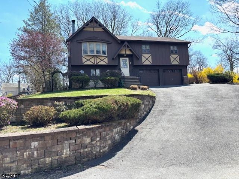 8 Loyola Ct