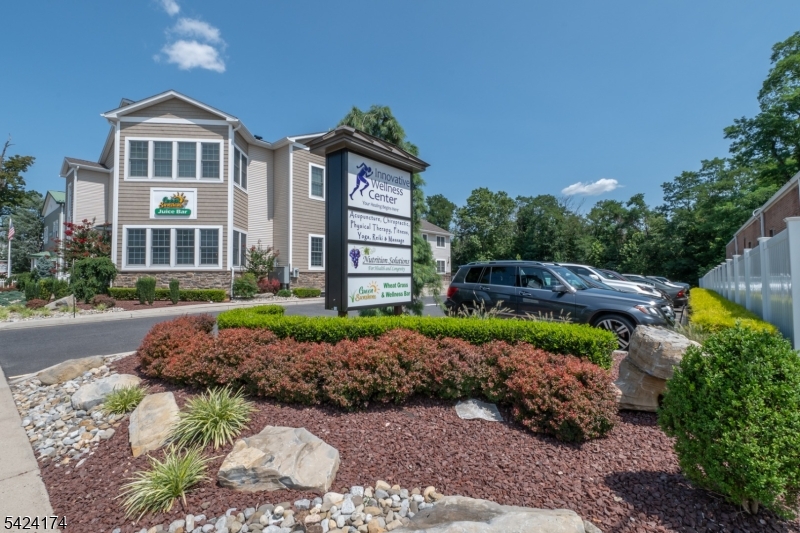 15-17 E Railroad Ave