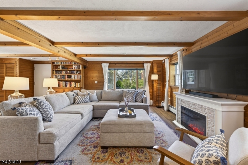 28 Spring Ridge Dr