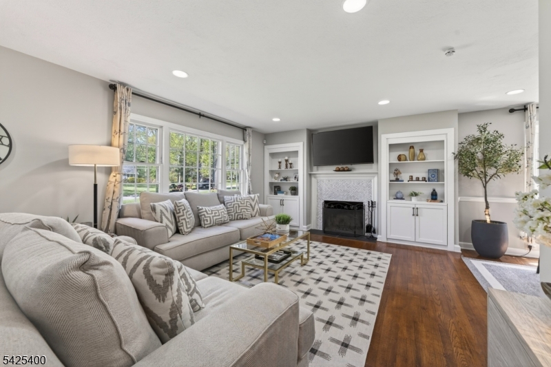 28 Spring Ridge Dr