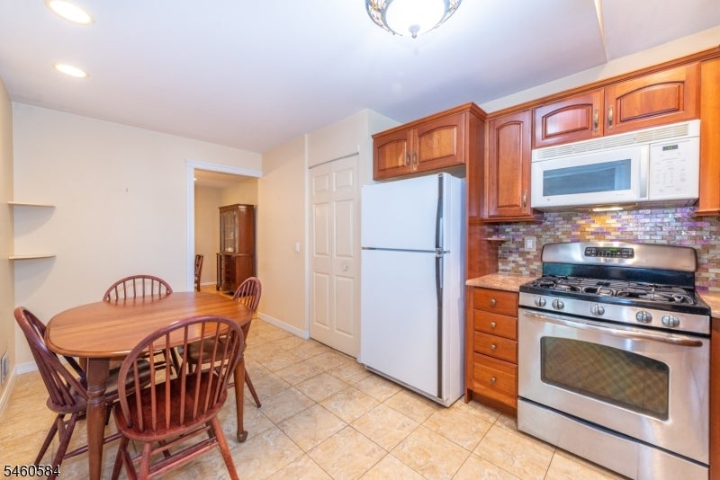 17 Constitution Ct