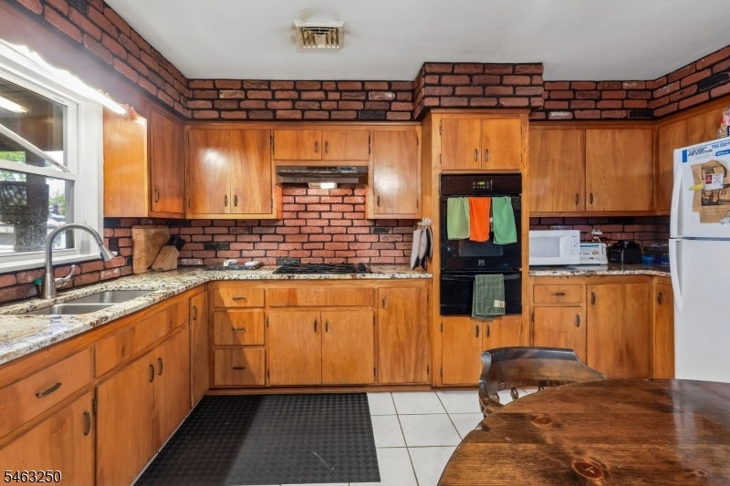 844 Lakeshore Dr