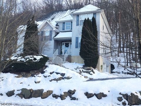 Photo of 17 Bowers Dr, Allamuchy, NJ 07840 (MLS # 4008378)