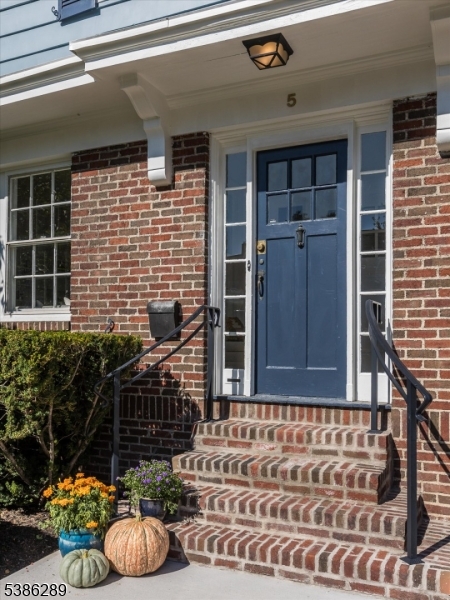 5 Bellaire Drive