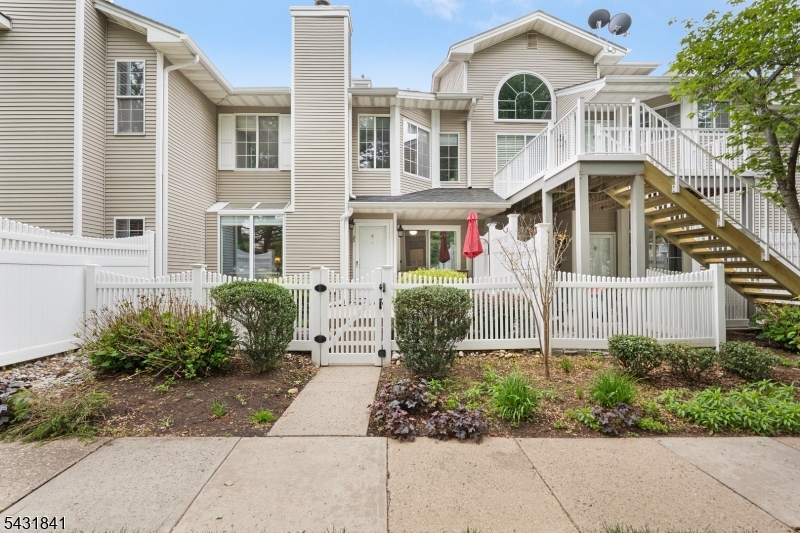 33 Crestmont Road