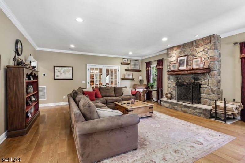 4 Holmehill Ln