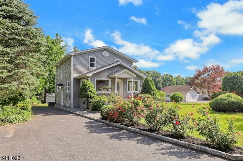 32 Bellows Ln