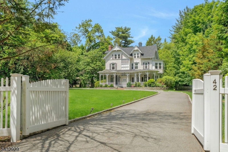 42 Llewellyn Rd
