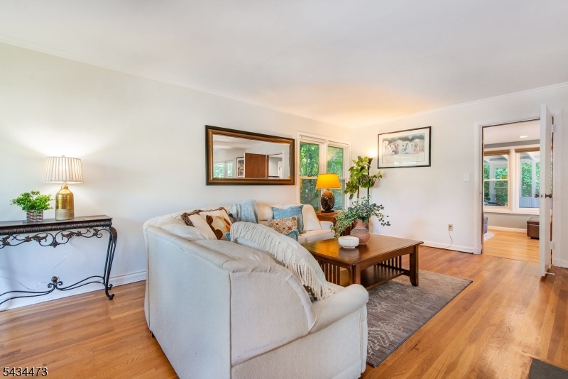 17 Luddington Rd