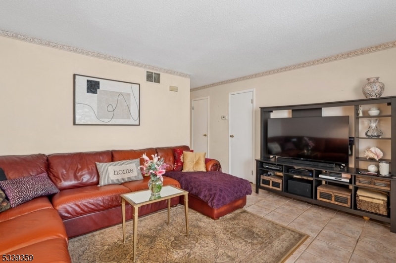 281 Reynolds Ter 19