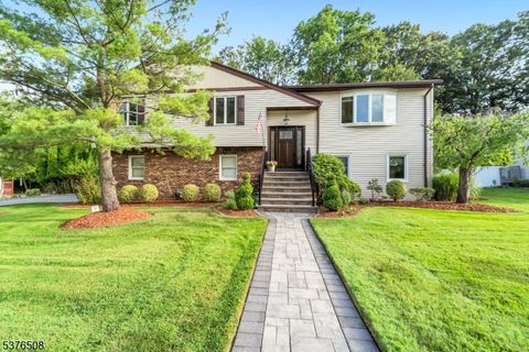 6 Gateway Ct Waldwick Boro NJ 07463