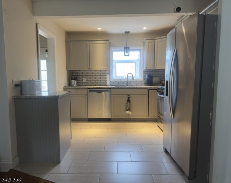 4 W Nelson St