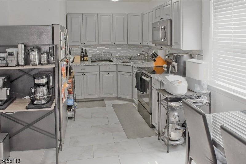 195 N Beverwyck Rd 17