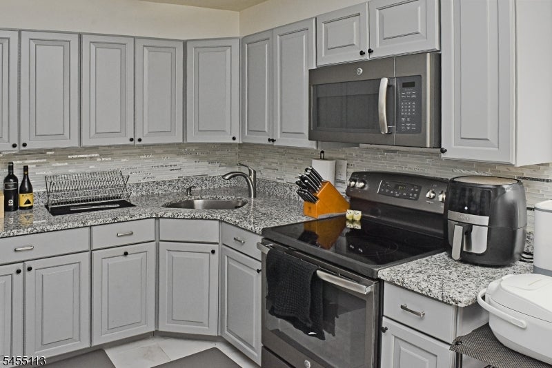 195 N Beverwyck Rd 17