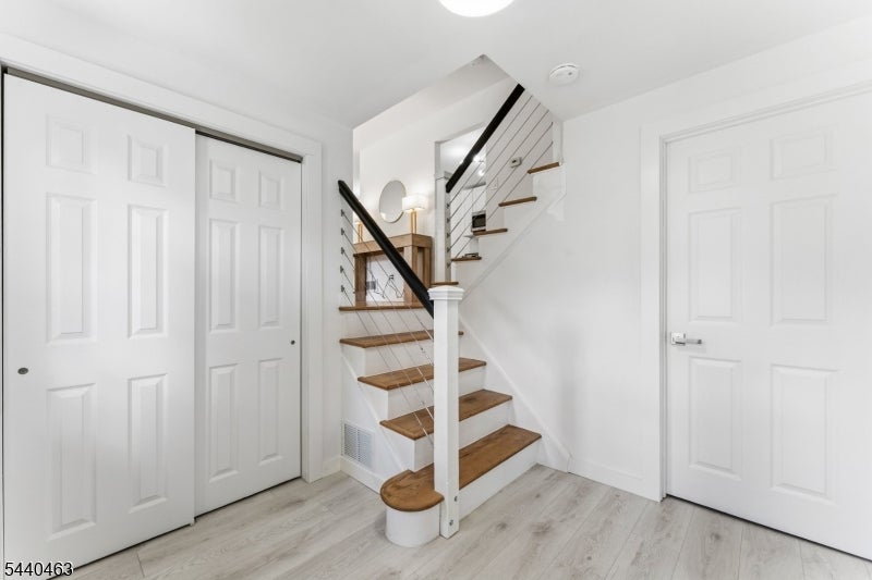 8 Crest Dr