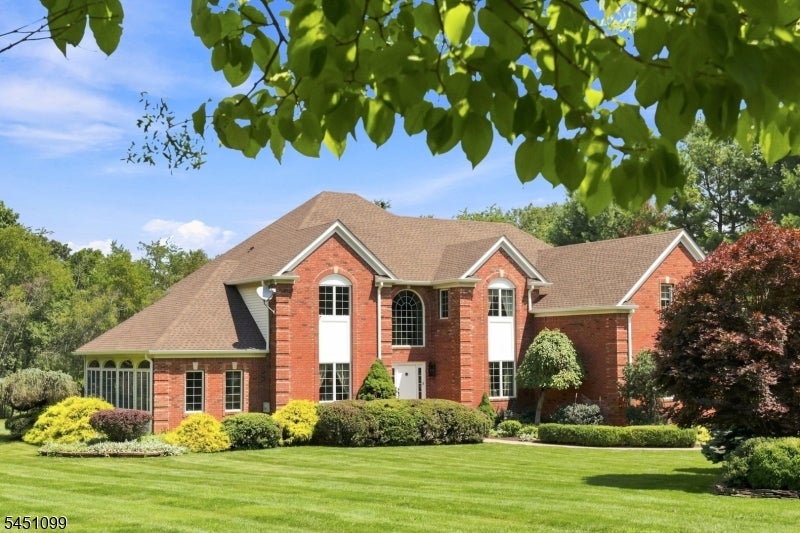 22 Ascot Dr