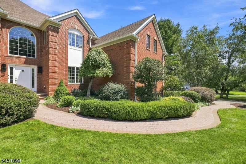 22 Ascot Dr