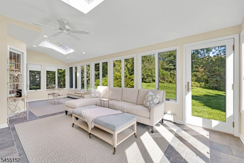 41 Dexter Dr N