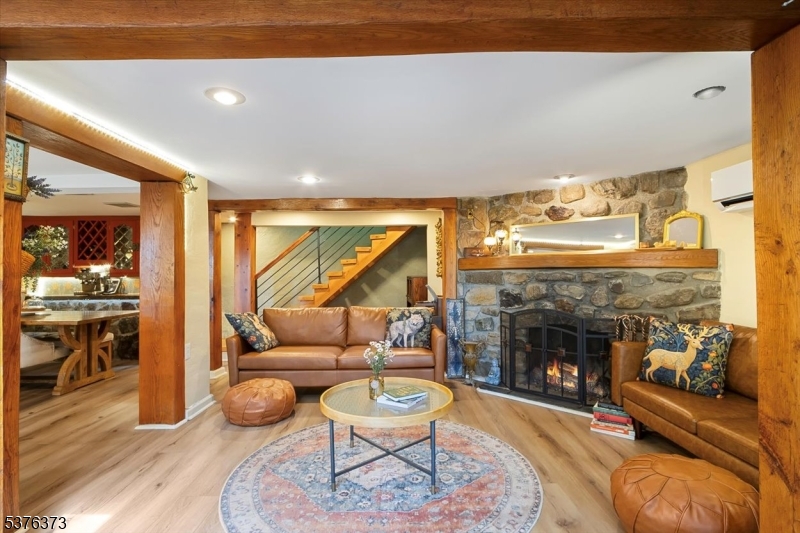 3 Hayes Ln